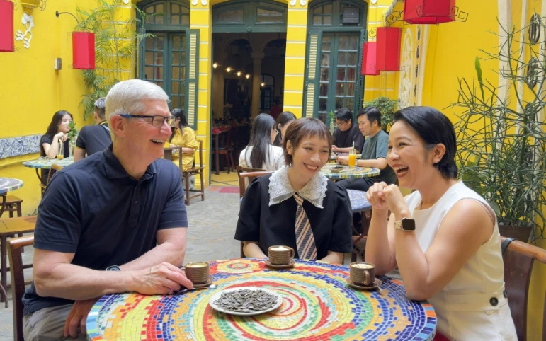 CEO Apple Tim Cook đến Việt Nam uống cà phê trứng, đi dạo bên bờ hồ Hoàn Kiếm