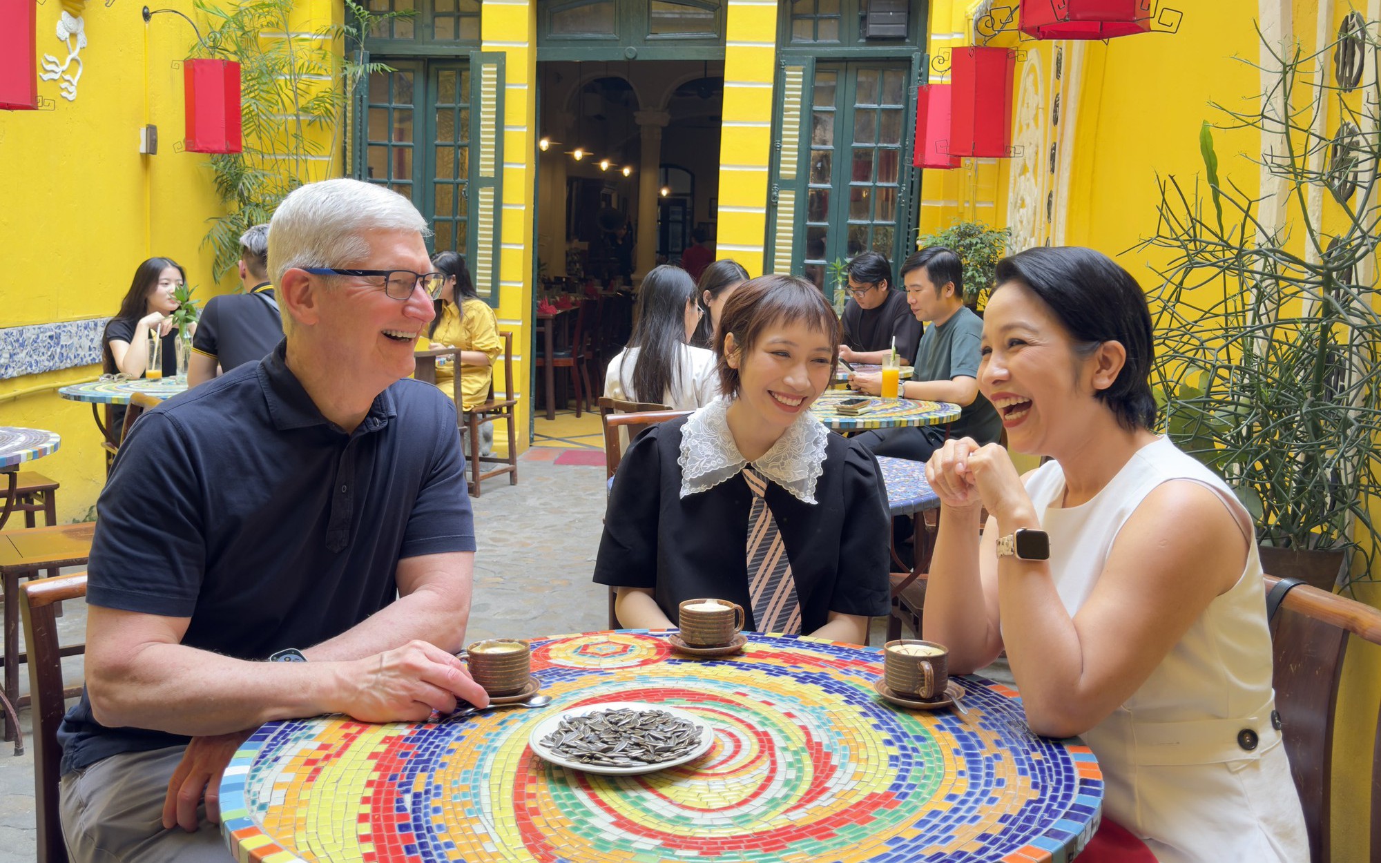 Tim Cook đến Việt Nam, đăng ảnh đi uống cà phê với Mỹ Linh: Chi tiết trên bàn khiến nhiều người chú ý