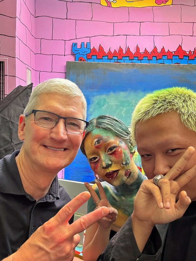 2 ngày CEO Tim Cook ở Việt Nam sao mà dễ thương: Mặc đúng một kiểu quần áo, thấy ai cũng chào, 