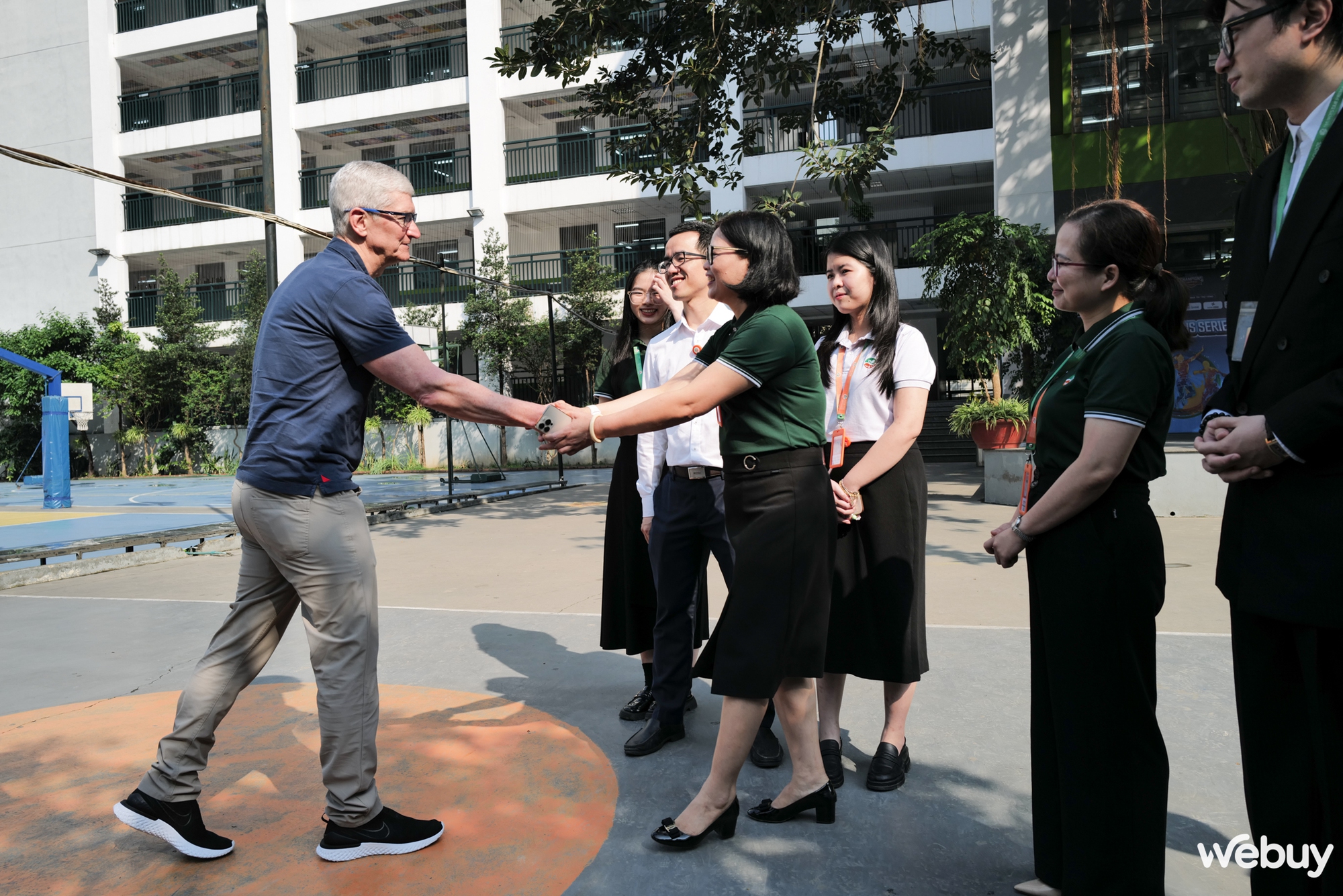 Học sinh hỏi, Tim Cook trả lời: Vì sao kính Apple Vision Pro lại đắt ngang một chiếc xe máy?- Ảnh 1.