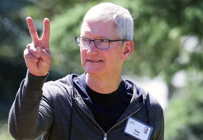 2 ngày CEO Tim Cook ở Việt Nam sao mà dễ thương: Mặc đúng một kiểu quần áo, thấy ai cũng chào, 