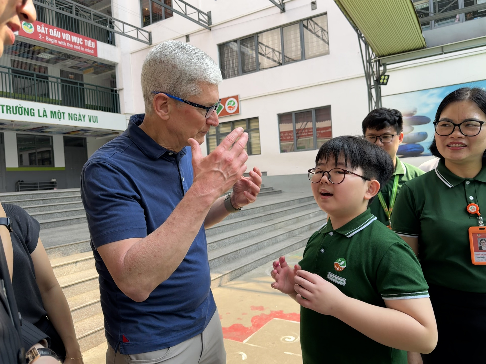 Học sinh hỏi, Tim Cook trả lời: Vì sao kính Apple Vision Pro lại đắt ngang một chiếc xe máy?- Ảnh 2.