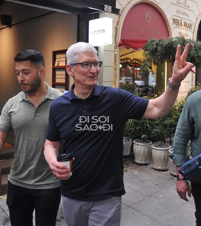 2 ngày CEO Tim Cook ở Việt Nam sao mà dễ thương: Mặc đúng một kiểu quần áo, thấy ai cũng chào, 