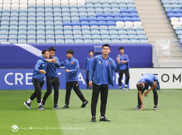 U23 Việt Nam làm quen sân trước giờ đấu U23 Kuwait- Ảnh 2.