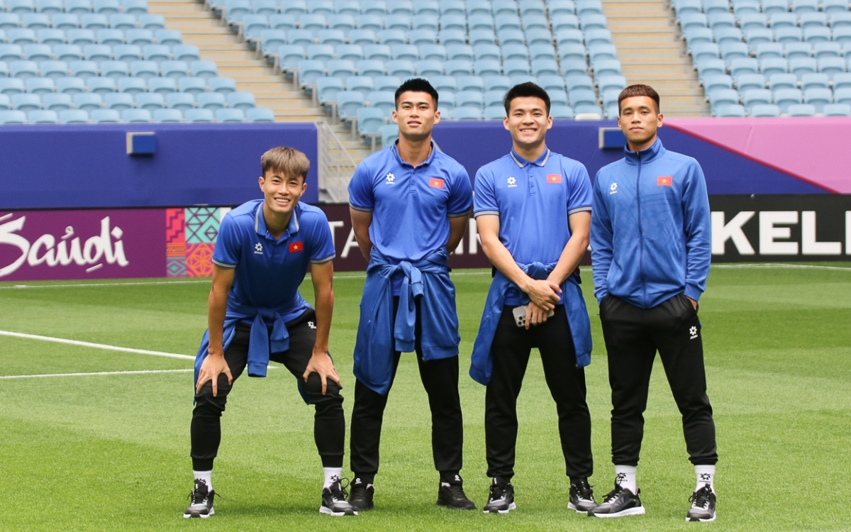 U23 Việt Nam hào hứng check-in ở sân vận động đẳng cấp World Cup- Ảnh 2.