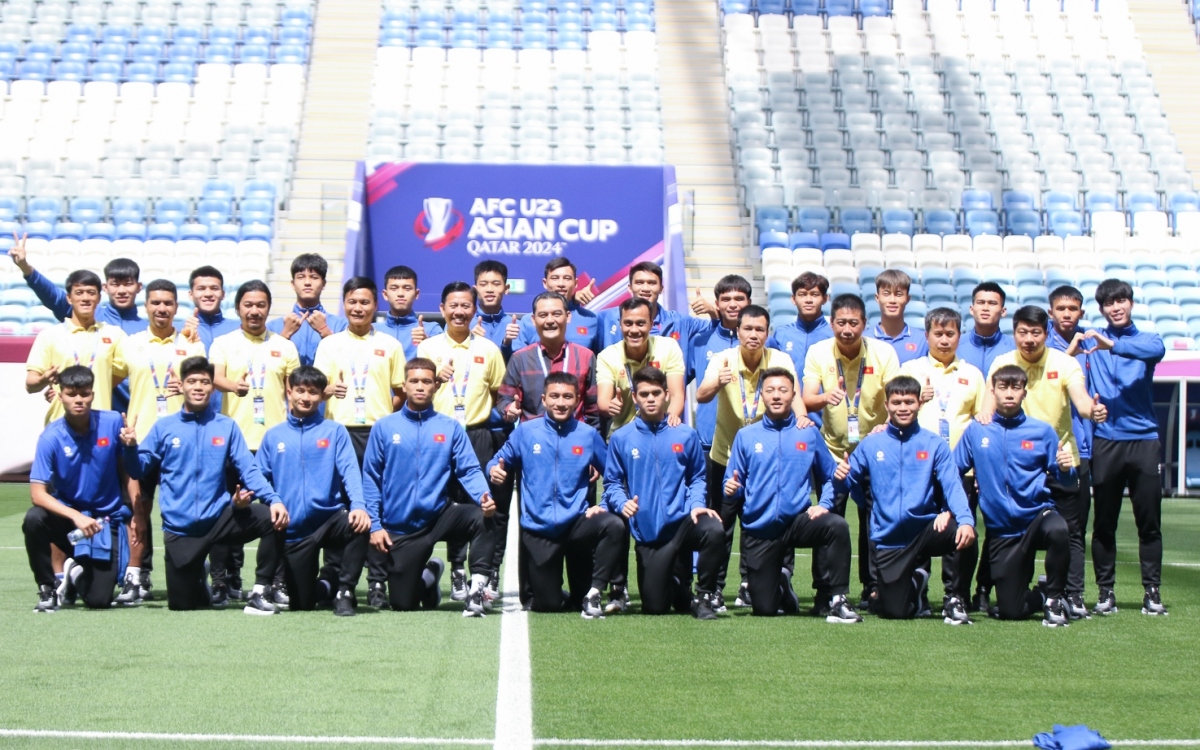 U23 Việt Nam hào hứng check-in ở sân vận động đẳng cấp World Cup- Ảnh 1.