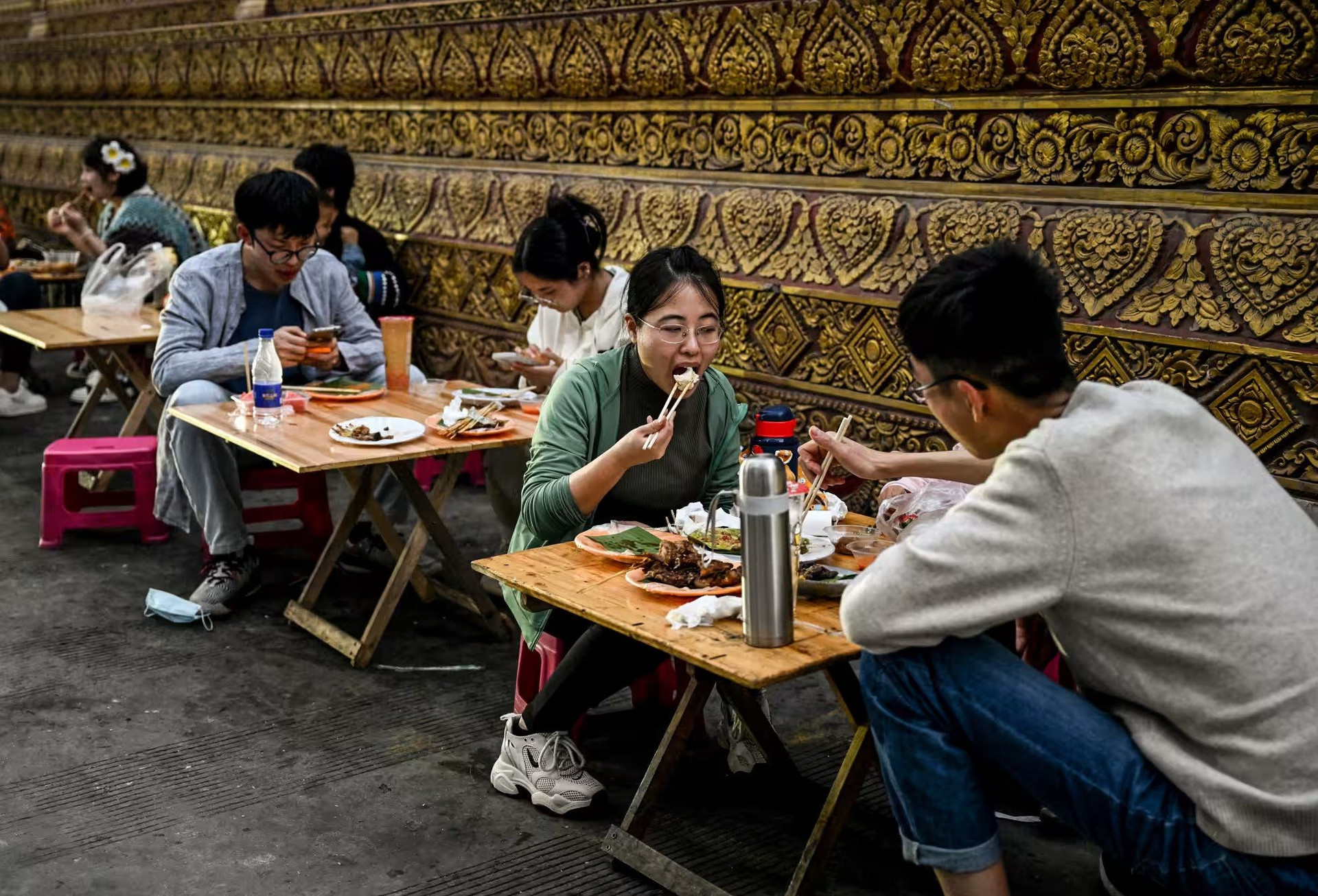 Trào lưu ‘nằm thẳng’ chưa hết nguội, giới trẻ Trung Quốc chuyển sang lối sống tằn tiện khi áp lực kinh tế bủa vây, có người chọn ở tại chùa để tiết kiệm chi phí- Ảnh 1.