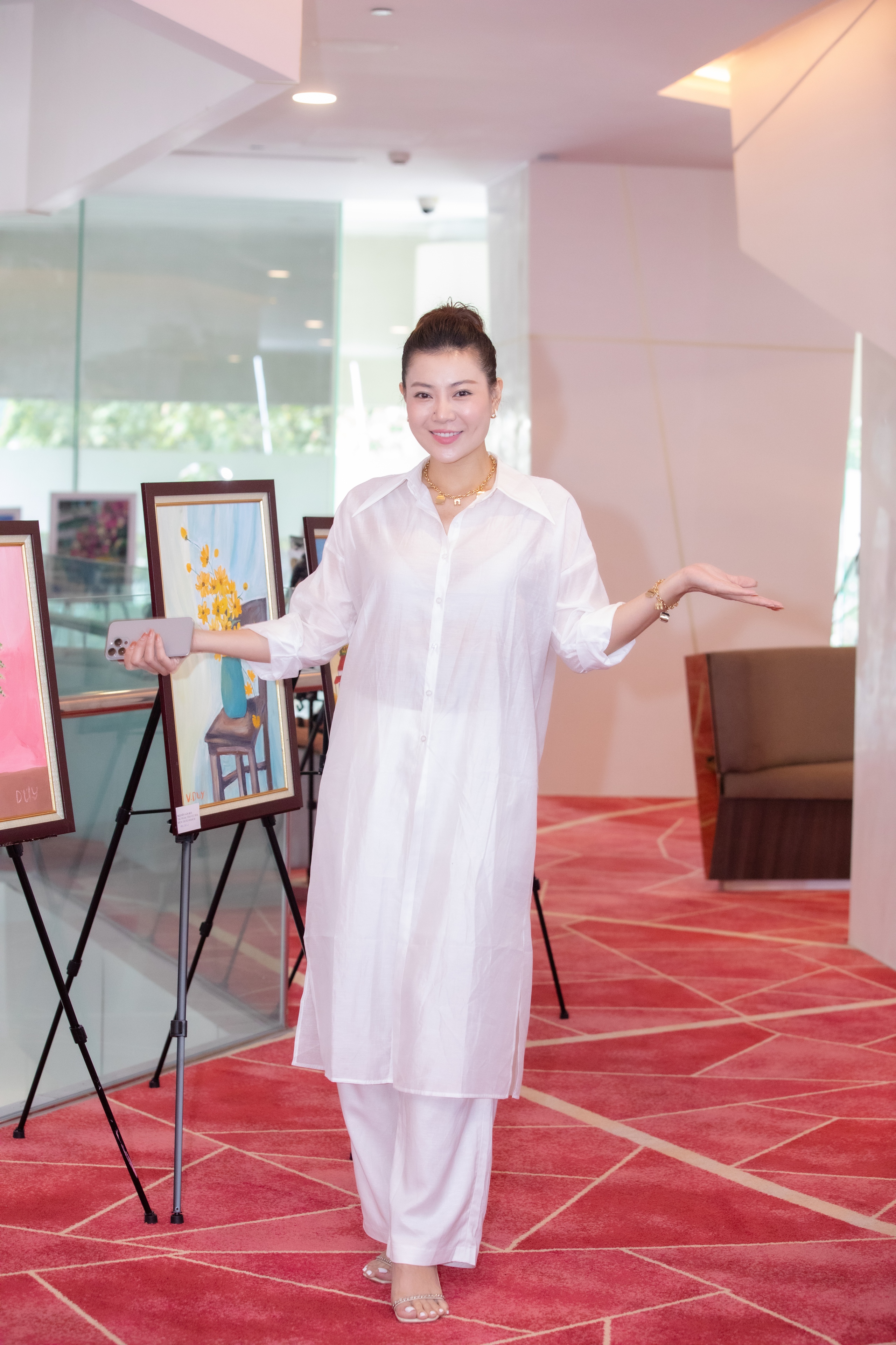 Diễn viên Thanh Hương, Lưu Huyền Trang bất ngờ với triển lãm tranh của trẻ tự kỷ- Ảnh 5.
