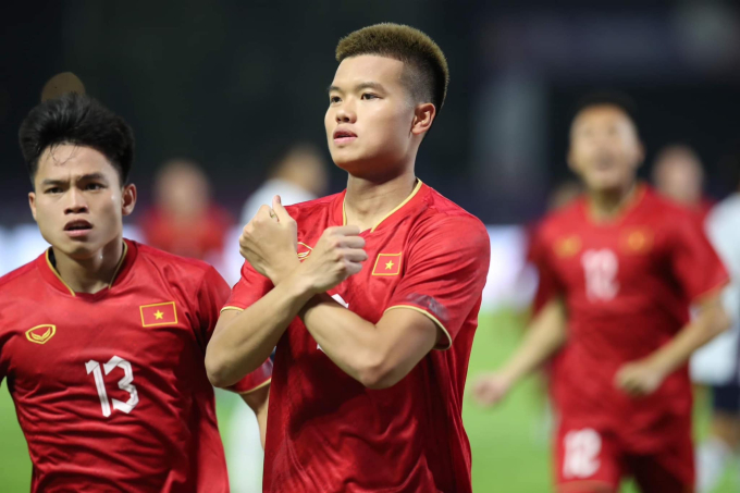 Lộ ảnh tiền đạo U23 Việt Nam được bạn gái thơm má cực tình ngay trước trận với U23 Kuwait tại VCK U23 châu Á- Ảnh 2.