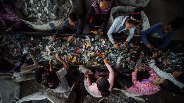 Ra biển tìm vàng nhưng chỉ thấy chất thải: Cơn bĩ cực của ĐNÁ khi trở thành 'bãi rác' của thế giới, chỉ chiếm 9% dân số nhưng phải nhận về 17% tổng rác thải nhựa toàn cầu- Ảnh 10.