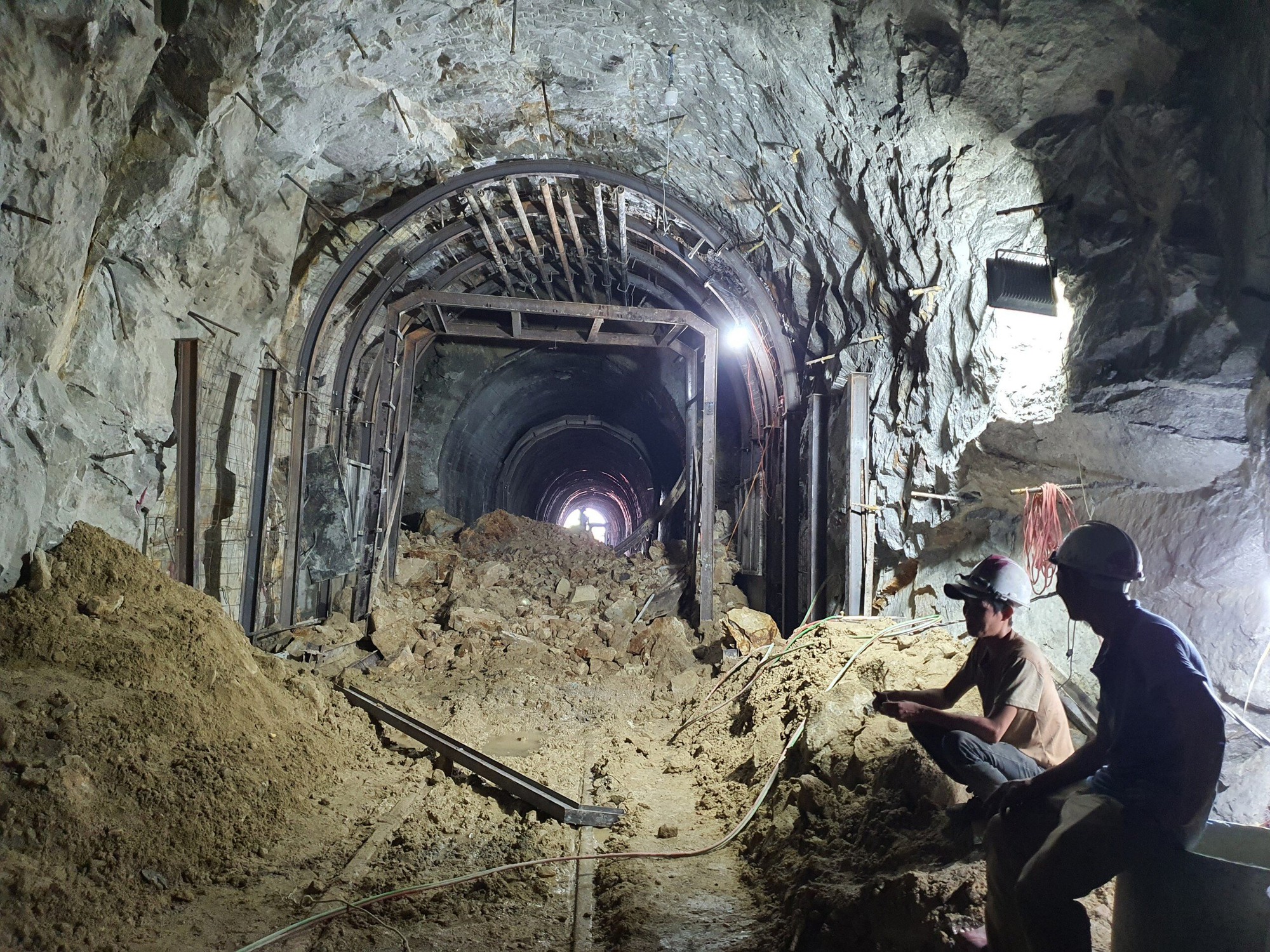 Hầm đường sắt 88 năm lịch sử 'tê liệt': 350 người tham gia giải cứu, dùng phương pháp khoan núi đặc biệt- Ảnh 1.