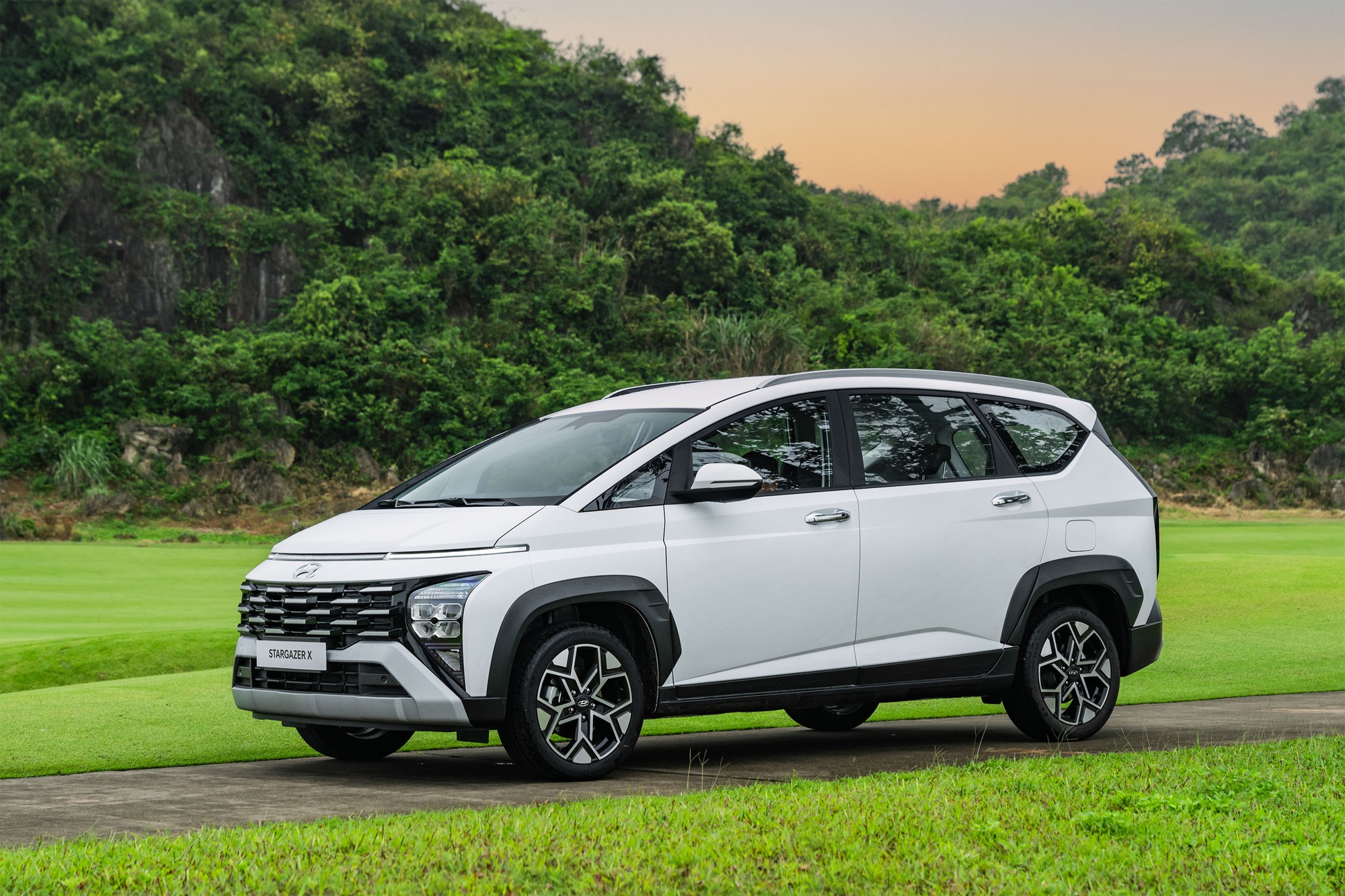 Chênh đúng 1 triệu chọn Hyundai Stargazer X hay Mitsubishi Xpander, bảng so sánh này cho thấy mẫu xe Hàn đang vượt trội về công nghệ- Ảnh 1.