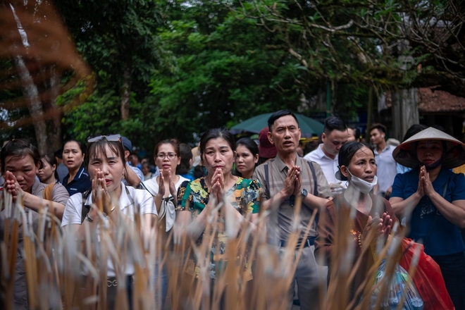 Dòng người đổ về Đền Hùng trước ngày Giỗ Tổ, đường lên đền Hạ không còn chỗ trống- Ảnh 13.