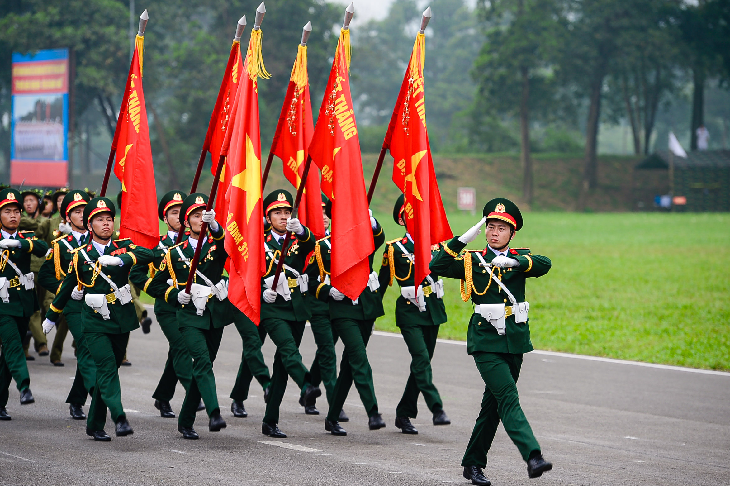 Màn bắn 21 loạt đại bác và 6 trực thăng bay diễu hành trong lễ tổng duyệt 70 năm chiến thắng Điện Biên Phủ- Ảnh 12.