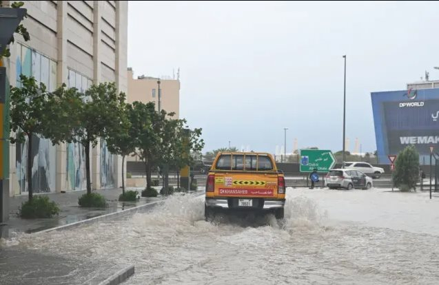Lũ lụt trên… sa mạc, trung tâm tài chính mới của thế giới ngập trong mưa lũ là cảnh tượng thế nào?- Ảnh 1.