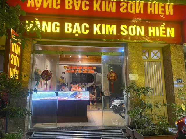 Khẩn trương truy bắt đối tượng táo tợn dùng búa cướp tiệm vàng- Ảnh 1.