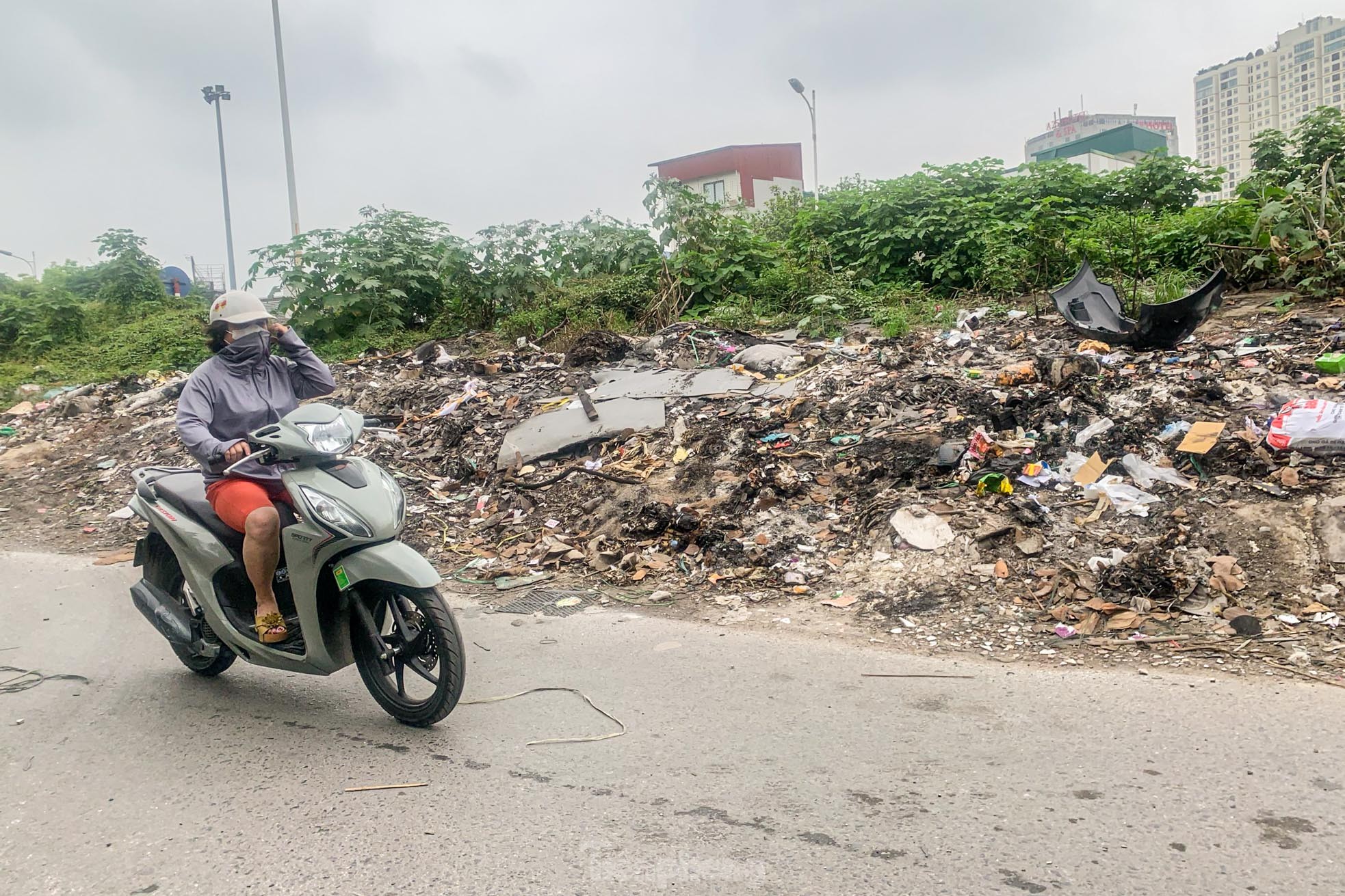 Trên đê Nguyễn Khoái, chỗ trồng rau phủ xanh, chỗ ngập rác ô nhiễm- Ảnh 10.