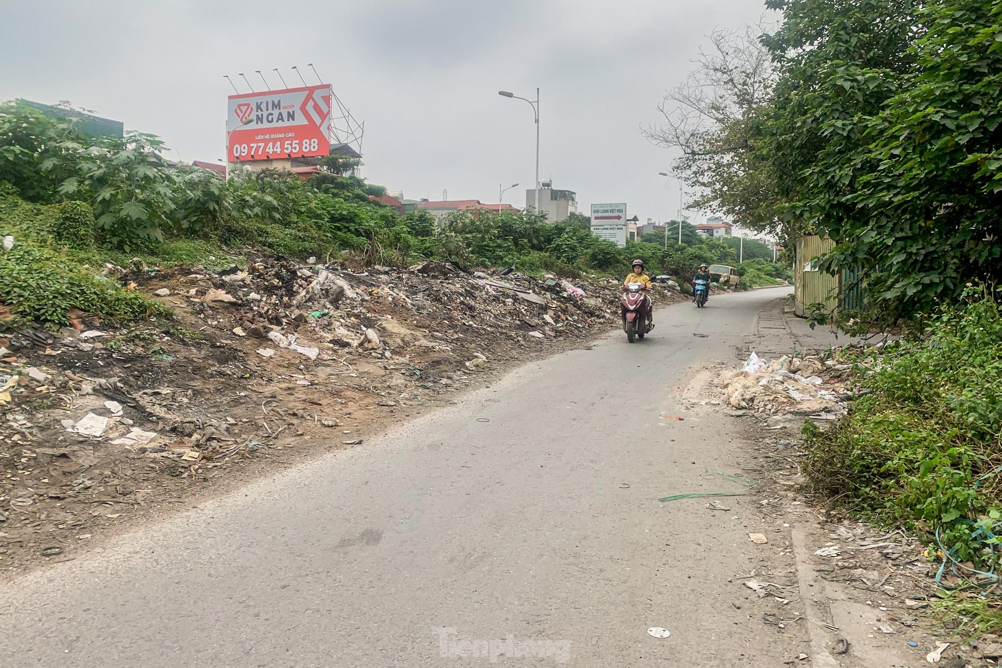 Trên đê Nguyễn Khoái, chỗ trồng rau phủ xanh, chỗ ngập rác ô nhiễm- Ảnh 9.