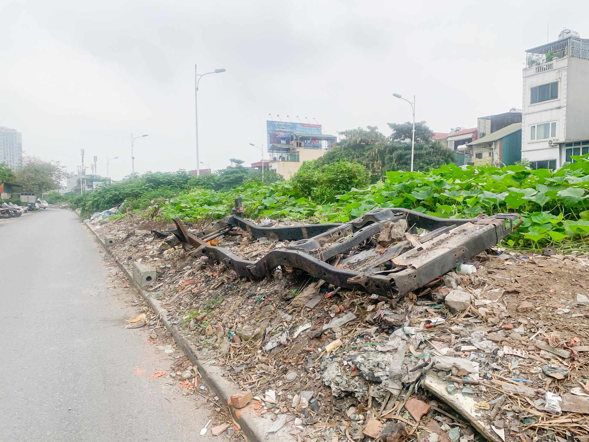 Trên đê Nguyễn Khoái, chỗ trồng rau phủ xanh, chỗ ngập rác ô nhiễm- Ảnh 11.
