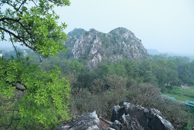 Độc đáo ngôi chùa cổ nằm chênh vênh trên vách núi hơn 500 năm- Ảnh 24.