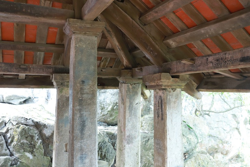 Độc đáo ngôi chùa cổ nằm chênh vênh trên vách núi hơn 500 năm- Ảnh 18.