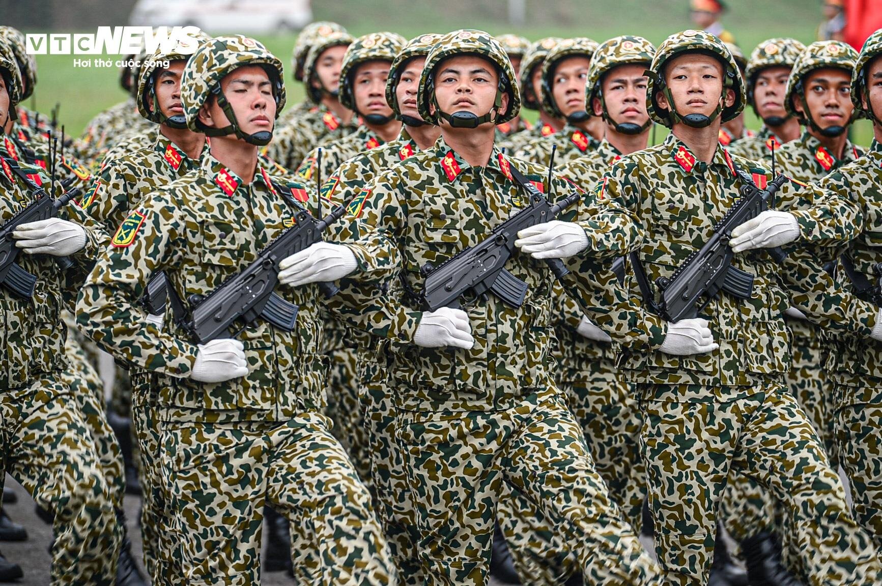 Màn bắn 21 loạt đại bác và 6 trực thăng bay diễu hành trong lễ tổng duyệt 70 năm chiến thắng Điện Biên Phủ- Ảnh 8.