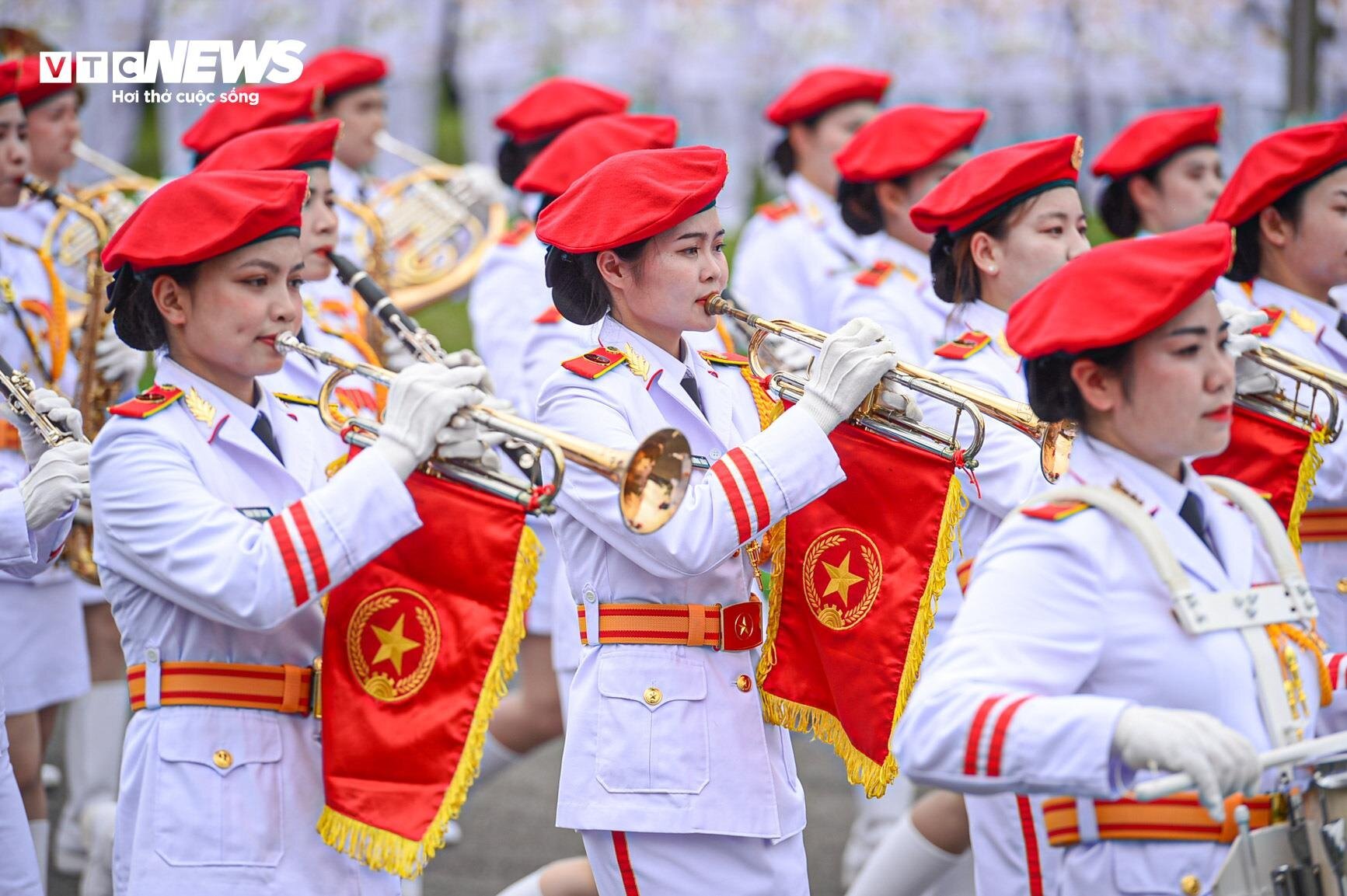 Màn bắn 21 loạt đại bác và 6 trực thăng bay diễu hành trong lễ tổng duyệt 70 năm chiến thắng Điện Biên Phủ- Ảnh 11.