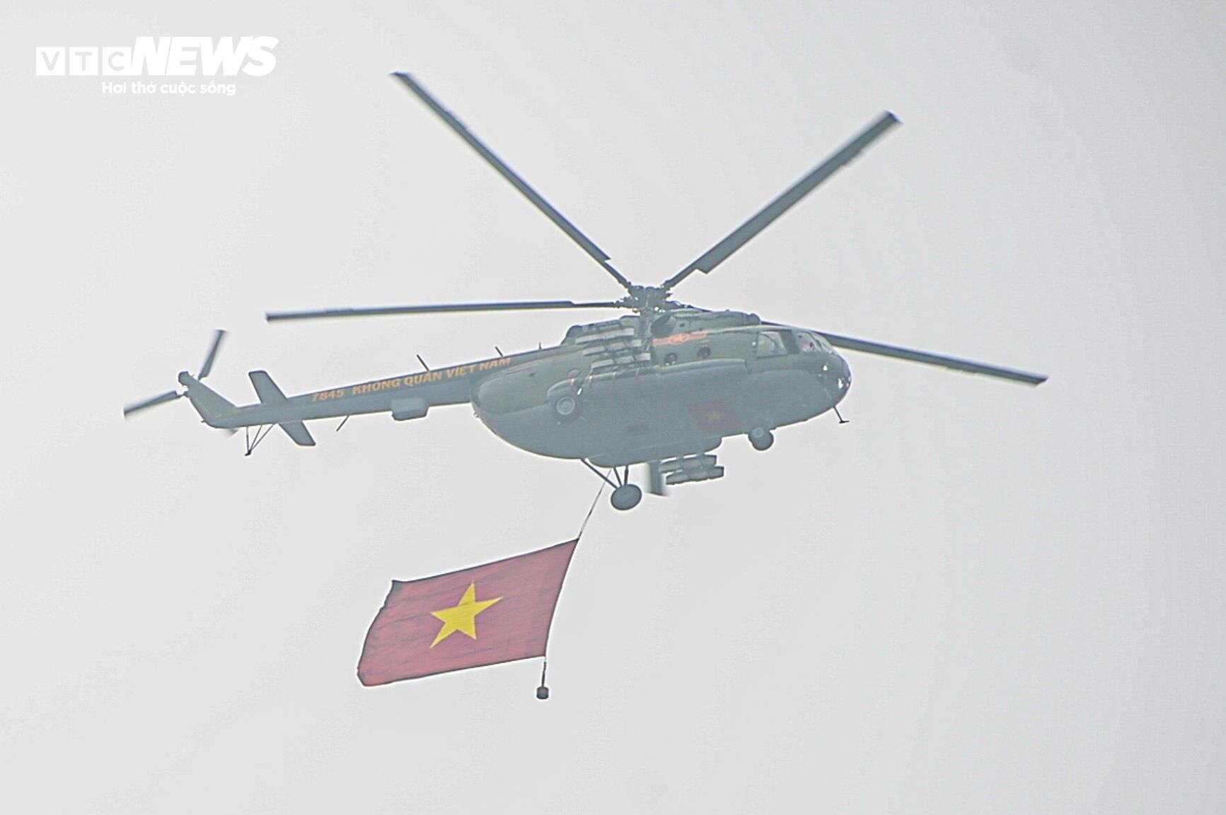 Màn bắn 21 loạt đại bác và 6 trực thăng bay diễu hành trong lễ tổng duyệt 70 năm chiến thắng Điện Biên Phủ- Ảnh 1.