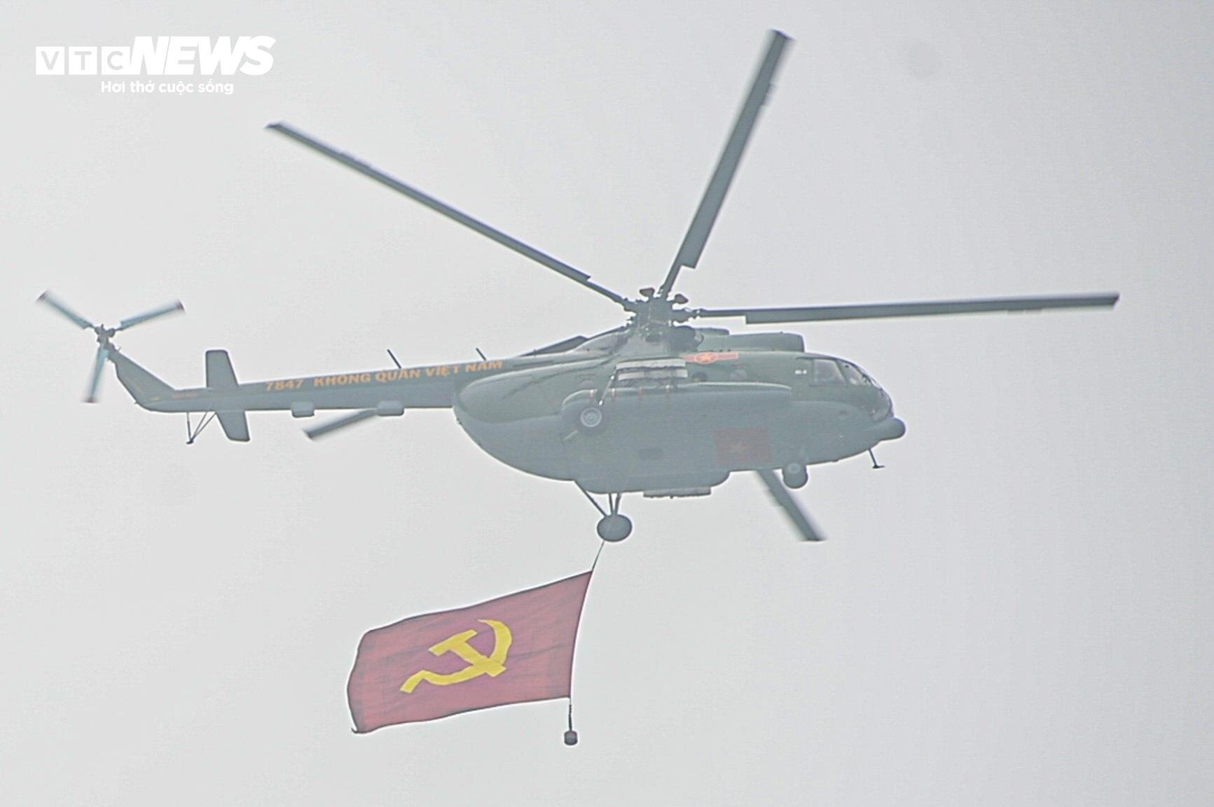 Màn bắn 21 loạt đại bác và 6 trực thăng bay diễu hành trong lễ tổng duyệt 70 năm chiến thắng Điện Biên Phủ- Ảnh 2.