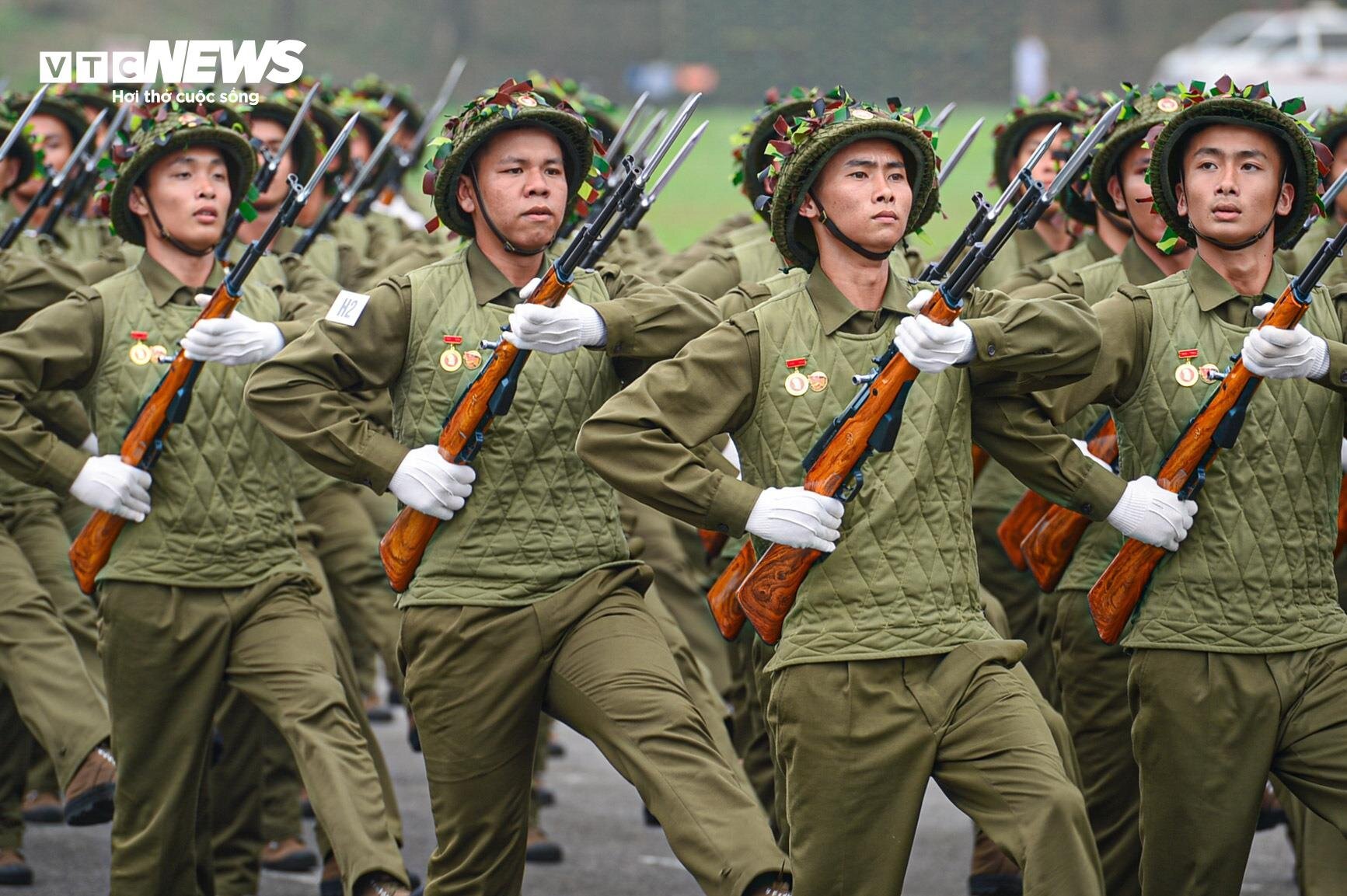 Màn bắn 21 loạt đại bác và 6 trực thăng bay diễu hành trong lễ tổng duyệt 70 năm chiến thắng Điện Biên Phủ- Ảnh 9.
