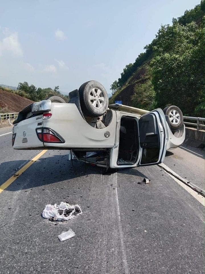 Ảnh TNGT: Mazda BT-50 lật ngửa trên cao tốc La Sơn – Túy Loan- Ảnh 2.