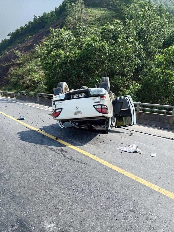 Ảnh TNGT: Mazda BT-50 lật ngửa trên cao tốc La Sơn – Túy Loan- Ảnh 1.