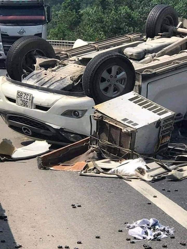 Ảnh TNGT: Mazda BT-50 lật ngửa trên cao tốc La Sơn – Túy Loan- Ảnh 3.