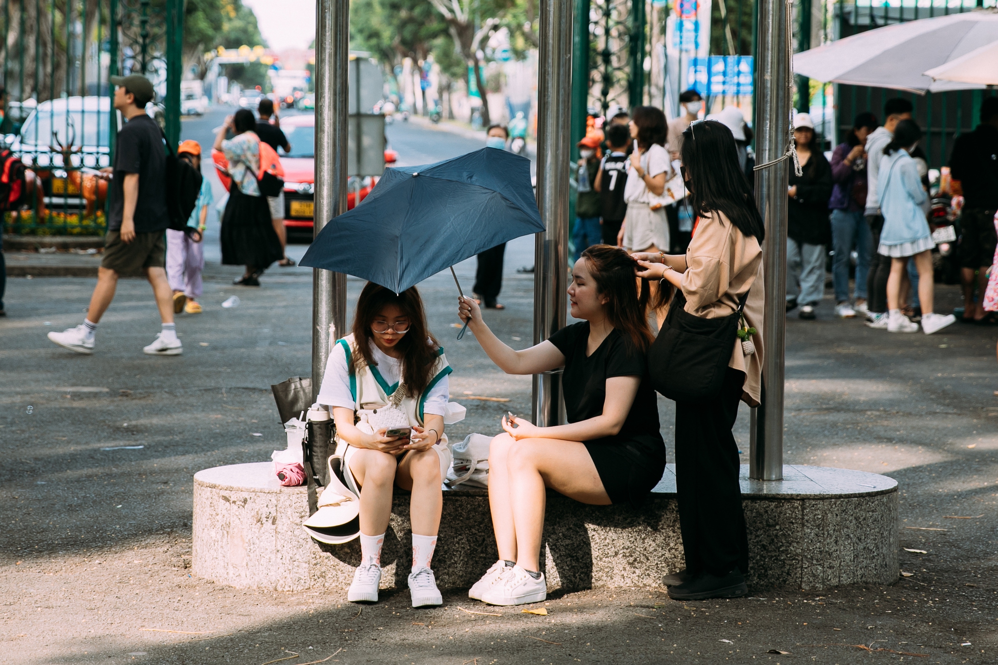 Giới trẻ Sài Gòn đổ ra đường chơi lễ Giỗ Tổ Hùng Vương, đông đúc xếp hàng tại địa điểm cà phê 