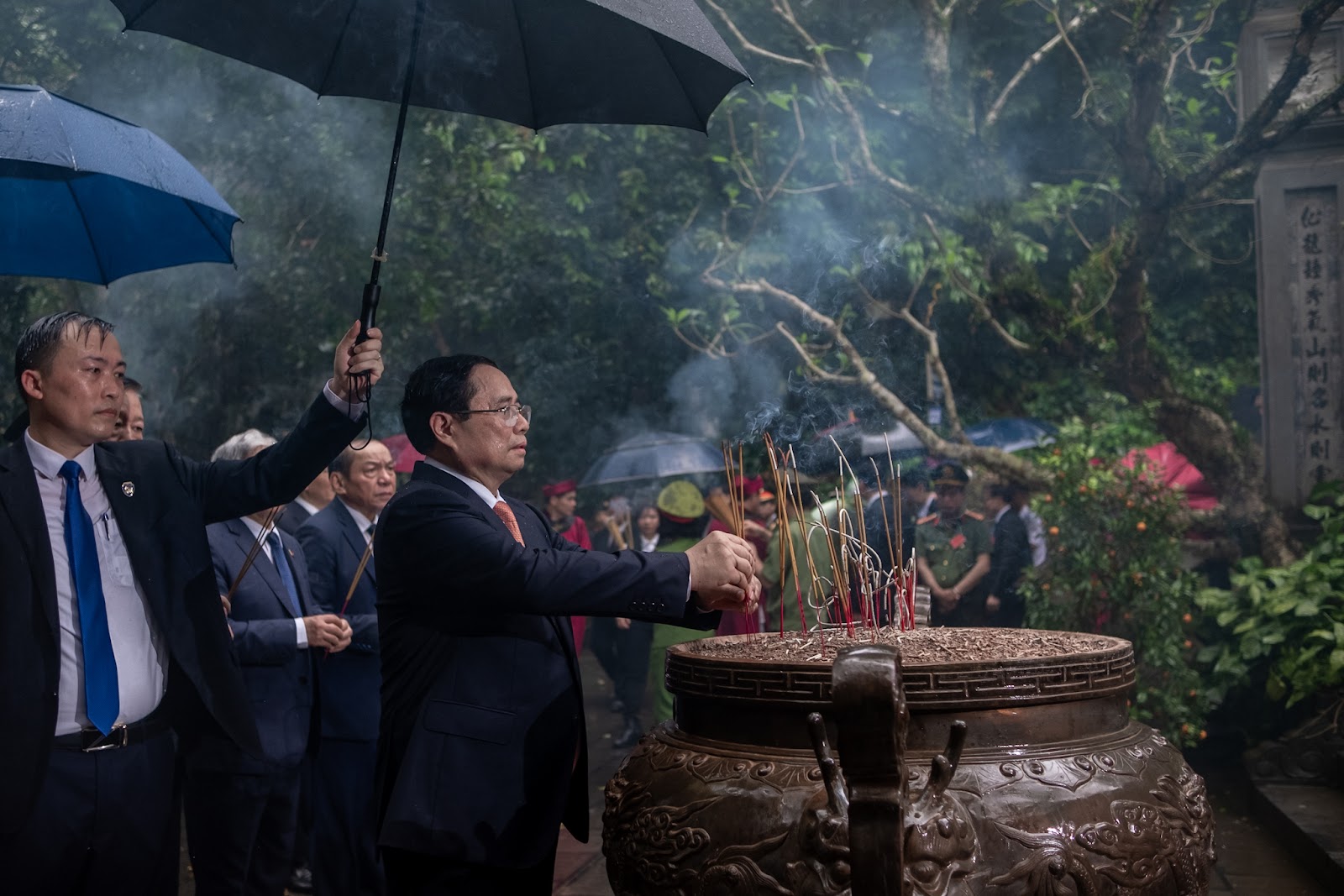 Ảnh: Hàng vạn du khách chen chân lên đền Hùng dâng hương mặc trời mưa tầm tã, nhiều người chờ xuyên đêm để dự lễ- Ảnh 9.