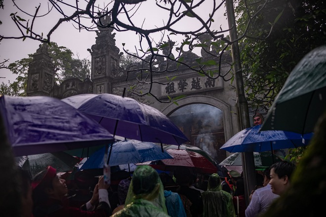 Ảnh: Hàng vạn du khách chen chân lên đền Hùng dâng hương mặc trời mưa tầm tã, nhiều người chờ xuyên đêm để dự lễ- Ảnh 8.