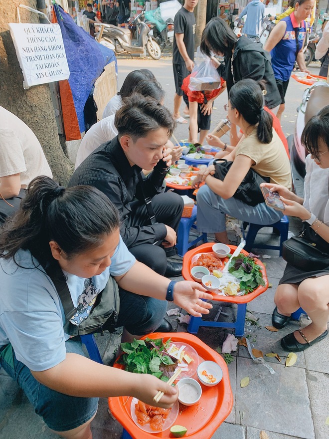 Hà Nội vừa nắng lên là dân tình đổ xô đi ăn sứa đỏ, đông tới mức ai đi ngang qua cũng phải ngó nhìn- Ảnh 2.