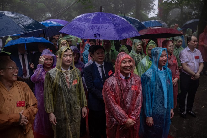 Ảnh: Hàng vạn du khách chen chân lên đền Hùng dâng hương mặc trời mưa tầm tã, nhiều người chờ xuyên đêm để dự lễ- Ảnh 7.