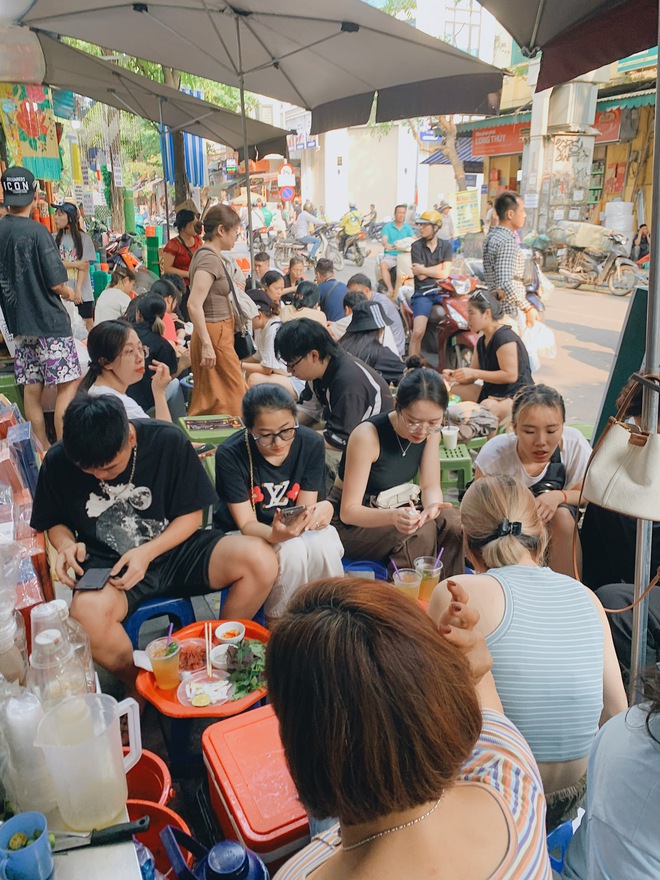 Hà Nội vừa nắng lên là dân tình đổ xô đi ăn sứa đỏ, đông tới mức ai đi ngang qua cũng phải ngó nhìn- Ảnh 1.