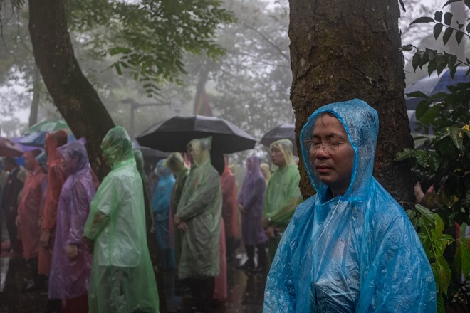 Ảnh: Hàng vạn du khách chen chân lên đền Hùng dâng hương mặc trời mưa tầm tã, nhiều người chờ xuyên đêm để dự lễ- Ảnh 5.