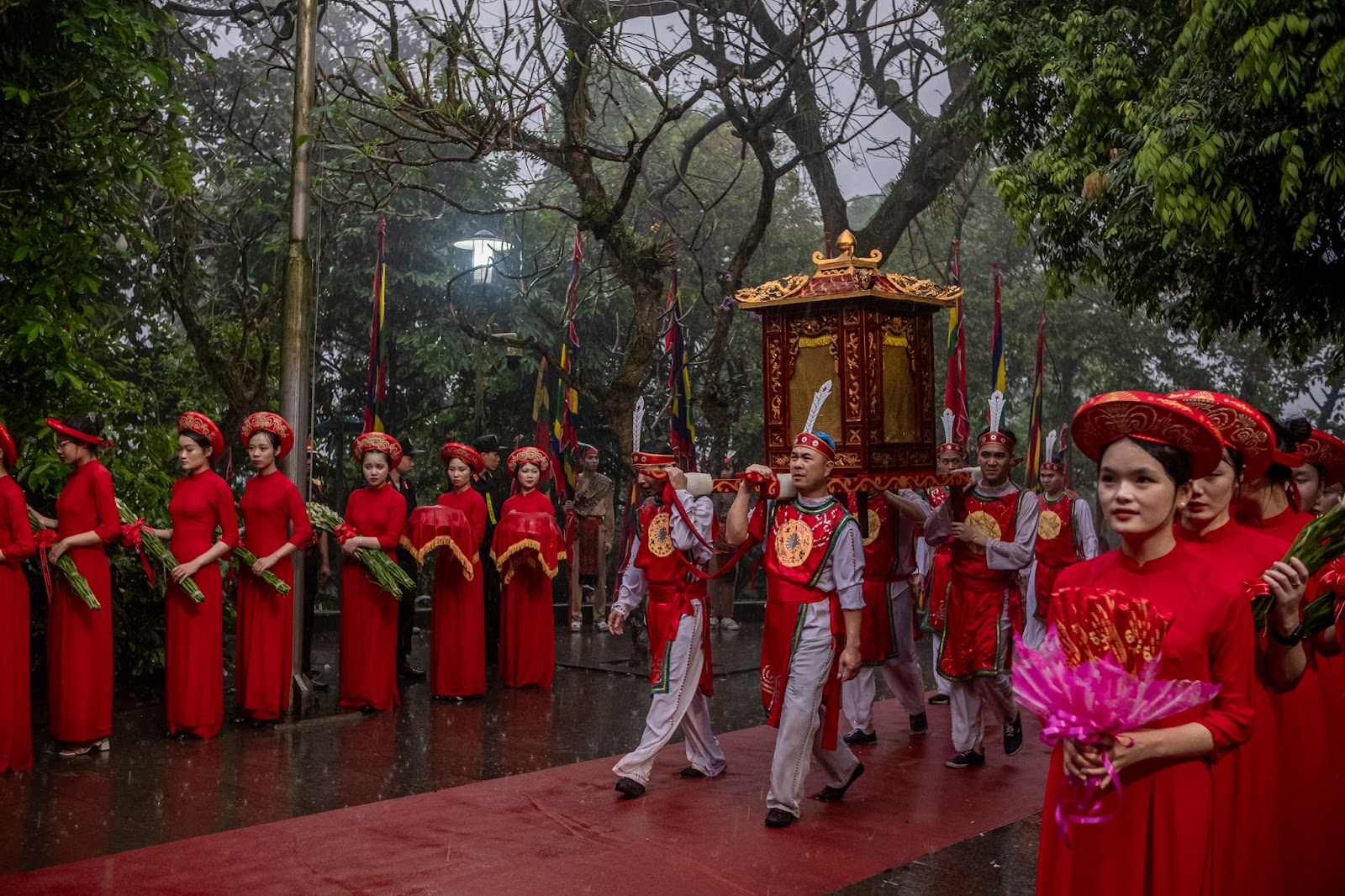 Ảnh: Hàng vạn du khách chen chân lên đền Hùng dâng hương mặc trời mưa tầm tã, nhiều người chờ xuyên đêm để dự lễ- Ảnh 3.