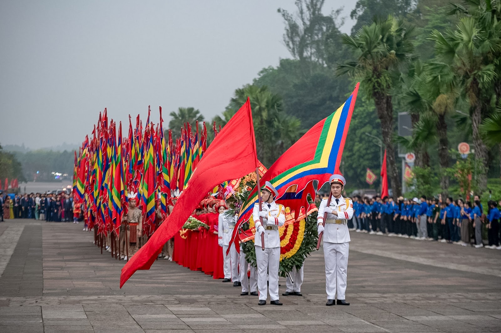 Ảnh: Hàng vạn du khách chen chân lên đền Hùng dâng hương mặc trời mưa tầm tã, nhiều người chờ xuyên đêm để dự lễ- Ảnh 1.