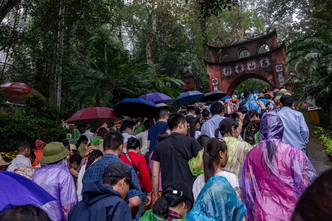 Ảnh: Hàng vạn du khách chen chân lên đền Hùng dâng hương mặc trời mưa tầm tã, nhiều người chờ xuyên đêm để dự lễ- Ảnh 12.