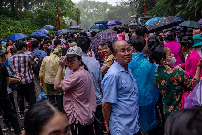 Ảnh: Hàng vạn du khách chen chân lên đền Hùng dâng hương mặc trời mưa tầm tã, nhiều người chờ xuyên đêm để dự lễ- Ảnh 13.