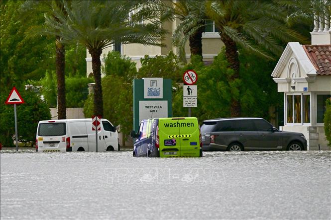 UAE căng mình khắc phục hậu quả mưa lớn chưa từng có trong 75 năm- Ảnh 1.