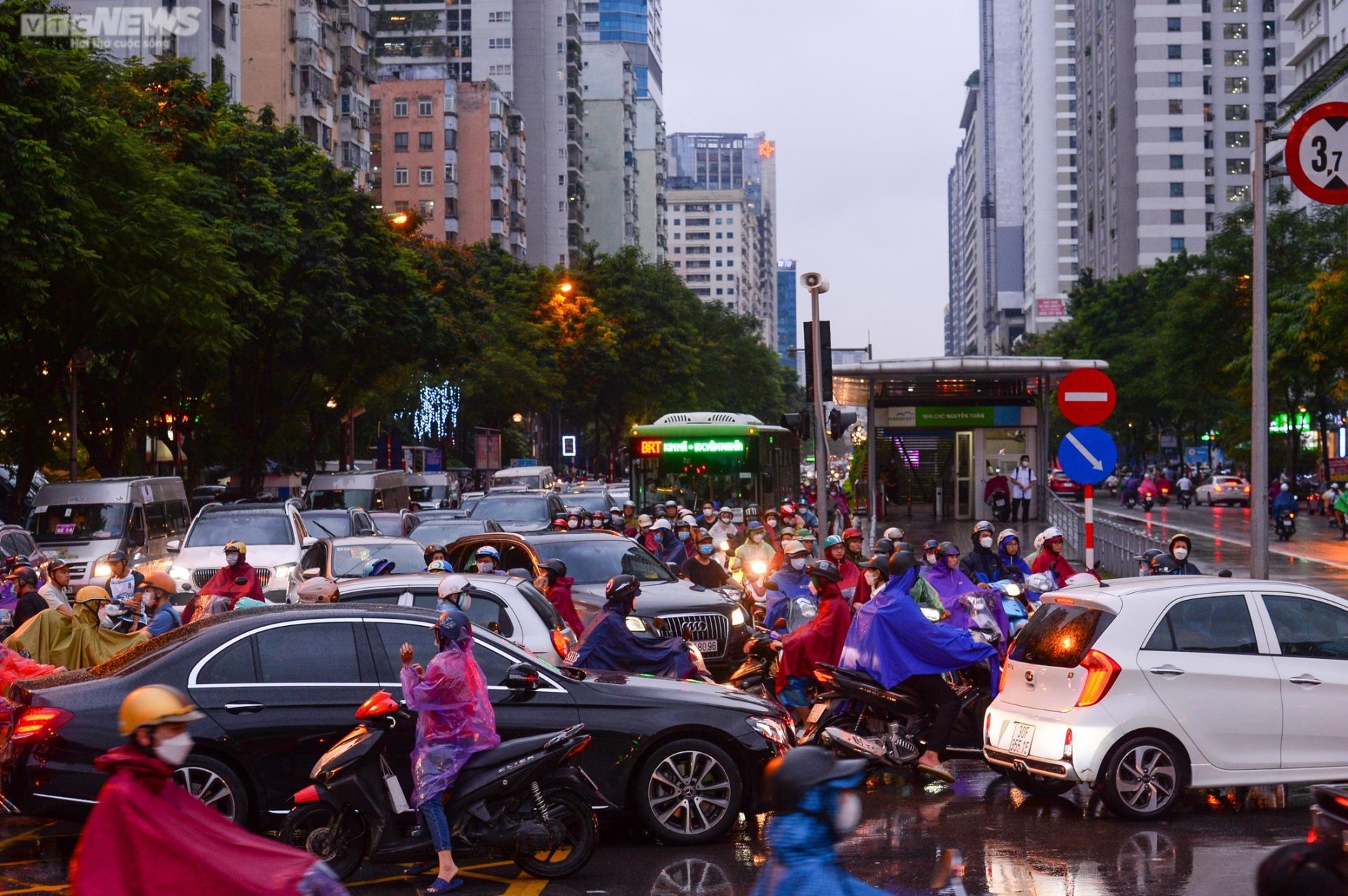 Buýt nhanh BRT Hà Nội từ ngày lăn bánh đến khi bị đề xuất 'khai tử'- Ảnh 4.