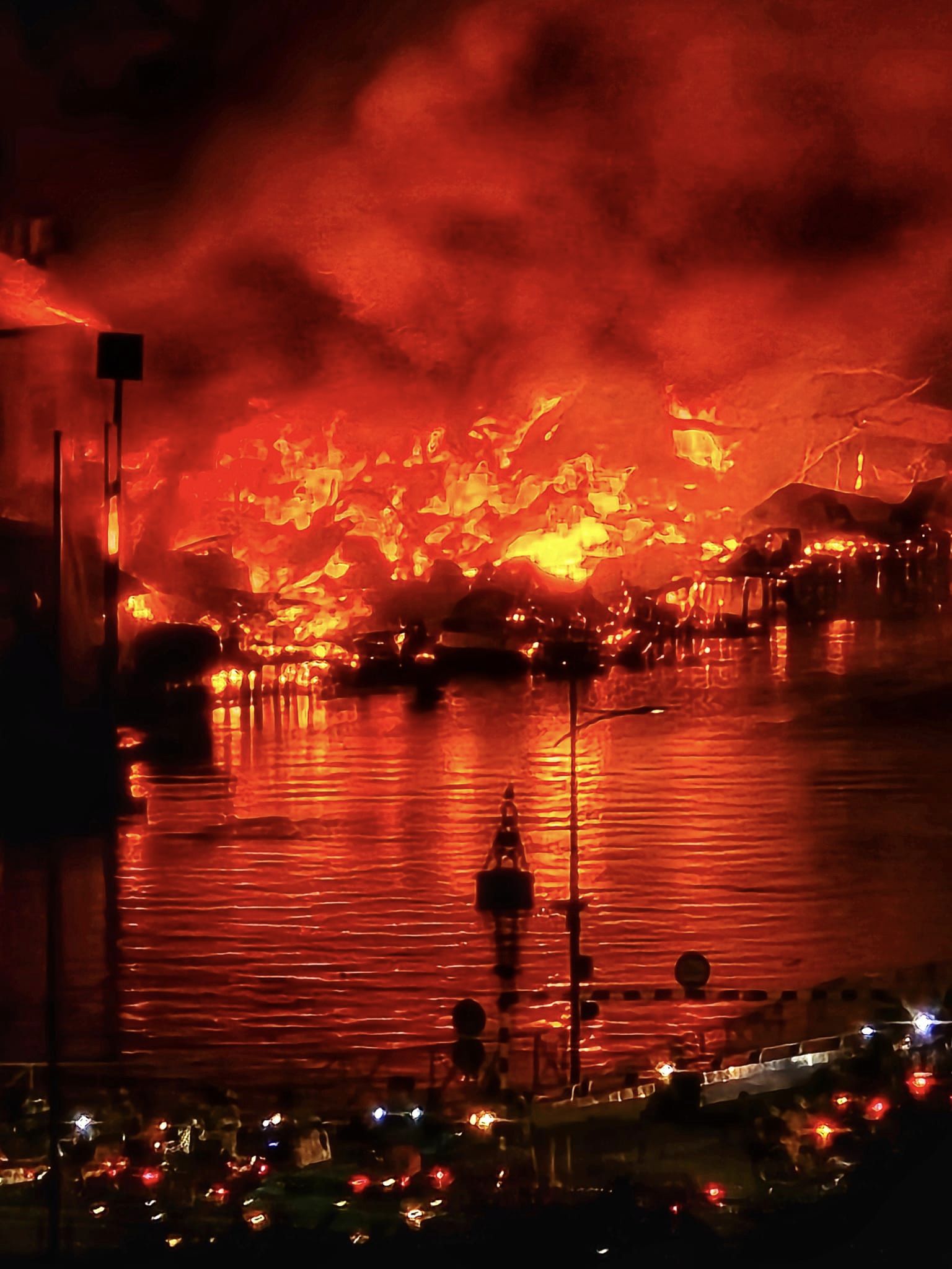 Chùm ảnh: Hiện trường vụ cháy dãy nhà ven kênh quận 8, biển lửa đỏ rực bao trùm- Ảnh 3.