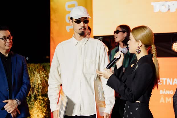 C&aacute;ch xưng h&ocirc; khi y&ecirc;u nhau của Ho&agrave;ng Th&ugrave;y Linh v&agrave; Đen V&acirc;u, thay đổi thế n&agrave;o sau đ&aacute;m hỏi tại Tam Đảo?- Ảnh 2.