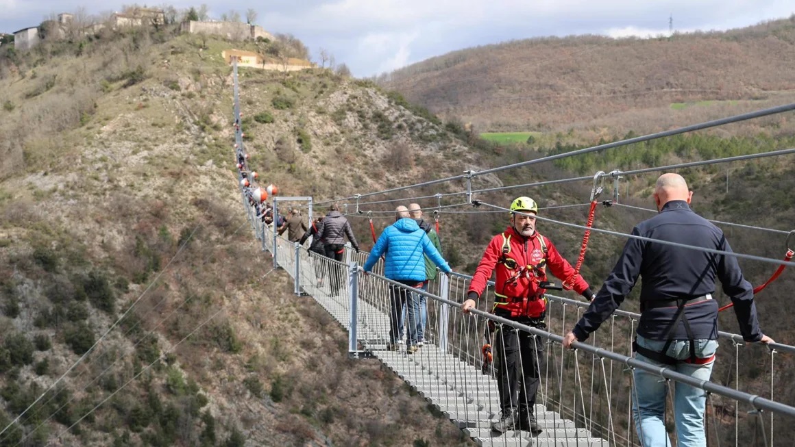 Mở cửa cầu treo qua núi dài nhất châu Âu tại Italy- Ảnh 1.