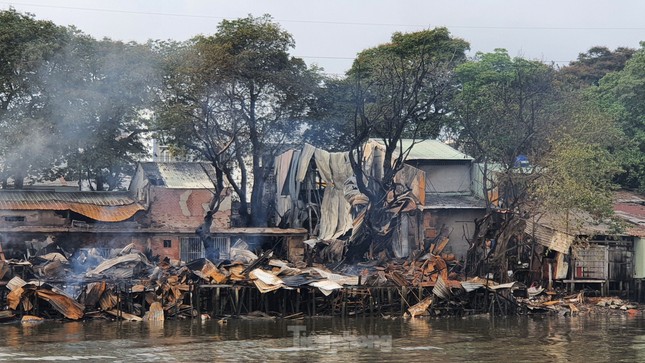 Hiện trường tan hoang sau vụ cháy dãy nhà ven kênh Tàu Hủ- Ảnh 2.